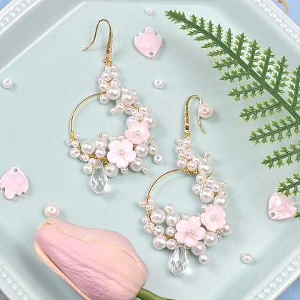 Delicati orecchini di perle con fiore-1