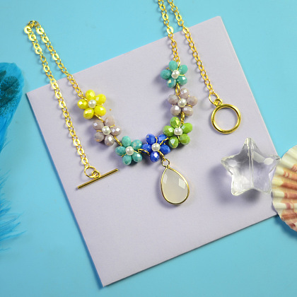 Bunte Perlenkette mit Blumenmuster