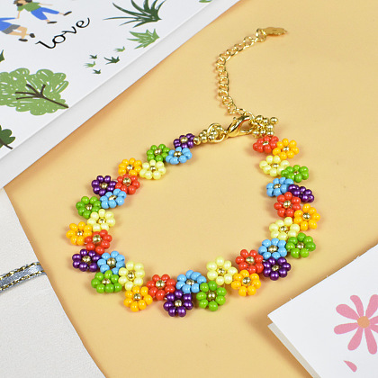 Красочный браслет из бисера в форме цветка