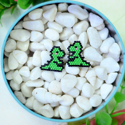 Милые серьги из бисера в форме динозавра