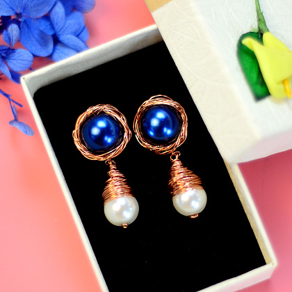 Boucles d'oreilles élégantes en perles bleues enveloppées de fil-1