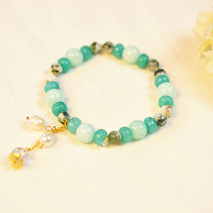 Свежий браслет с зелеными агатами