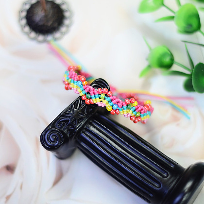 Regenbogenfarbenes geflochtenes Armband