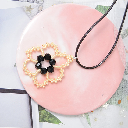 PandaHall Selected tutoriel sur le collier de perles en forme de fleur-1