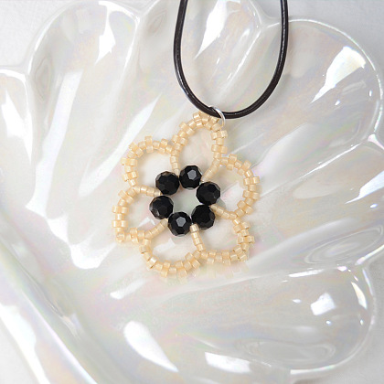 PandaHall Selected tutoriel sur le collier de perles en forme de fleur-7