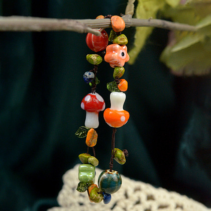 Браслет из плетеной веревки и бисера в лесном стиле