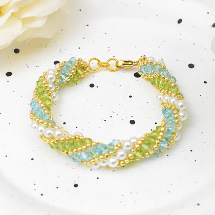 Спиральный браслет из стеклянных и жемчужных бусин