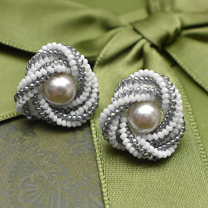 PandaHall Selected идея серег из жемчужных бусин в форме завитков-7