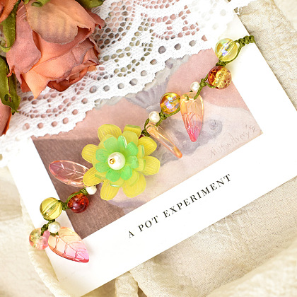 Geflochtenes Blumenarmband aus Schrumpfplastik