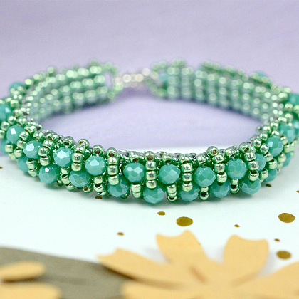 Браслет из зеленого стеклянного бисера-8