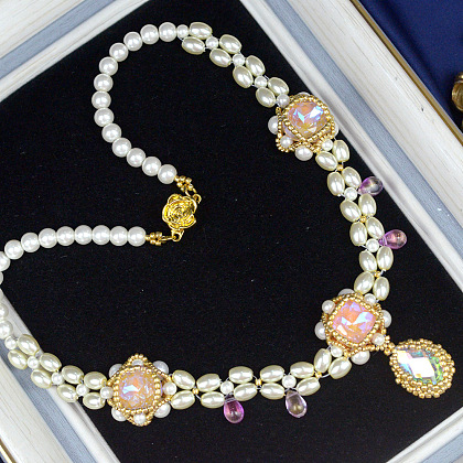 Ожерелье из розового жемчуга с инкрустацией стразами