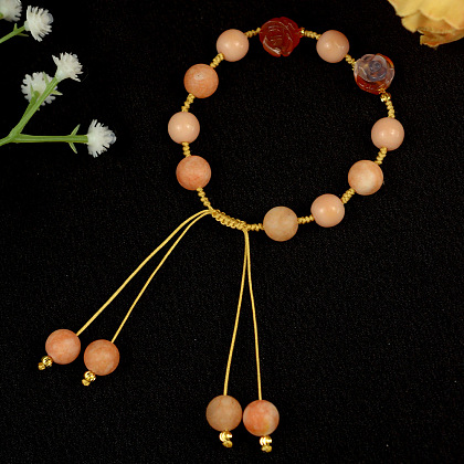 Розовый браслет из плетеной веревки с драгоценными камнями