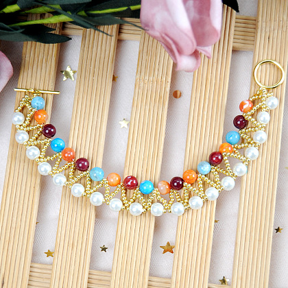 Красочный браслет из бисера с застежкой-тоггл