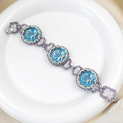 深いスカイブルーのアクリルビーズをベゼルセッティングしたブレスレット