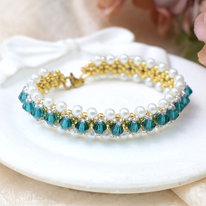 Браслет из зеленых стеклянных бусин