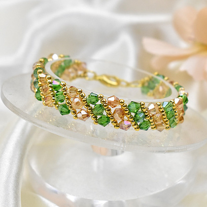 Bracelet toupie simple en perles aux couleurs printanières-1