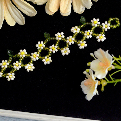 Armband mit Gänseblümchenblüten-Saatperlen