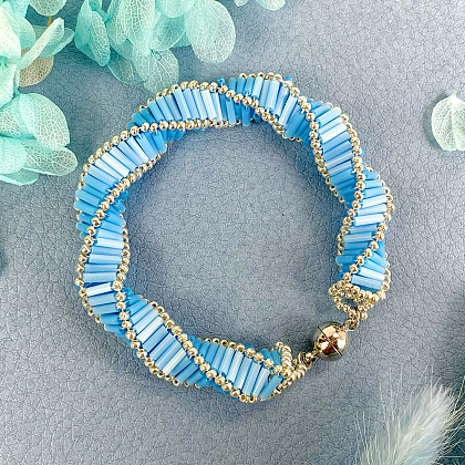 Синий спиральный браслет со стеклярусом