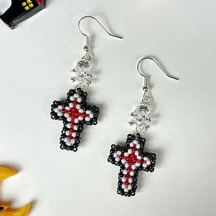 PandaHall Selected мастер-класс по изготовлению серег-крестиков из бисера в стиле Хэллоуина-6