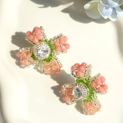 Серьги из розовых бантов и стеклянных бусин