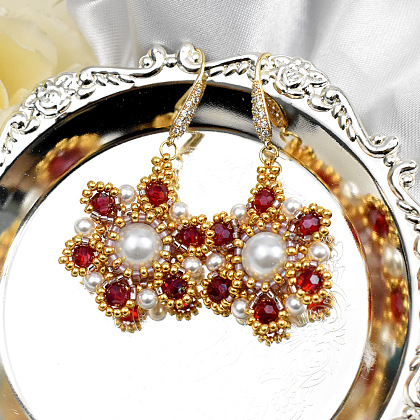 Серьги из красных цветочных семян и стеклянных бусин