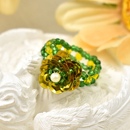 Весеннее кольцо из бисера с пайетками