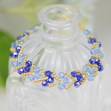 Браслет из синего сердца со стеклянными бусинами