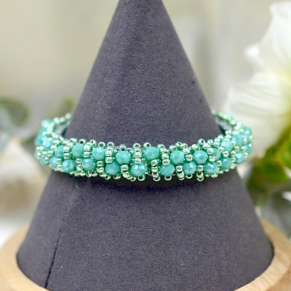 Браслет из зеленого стеклянного бисера-7