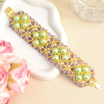 Браслет из фиолетового стекла и зеленых жемчужных бусин