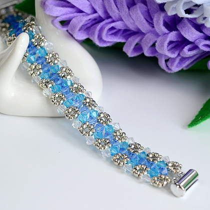 Bracelet en perles toupies en cristal bleu-6