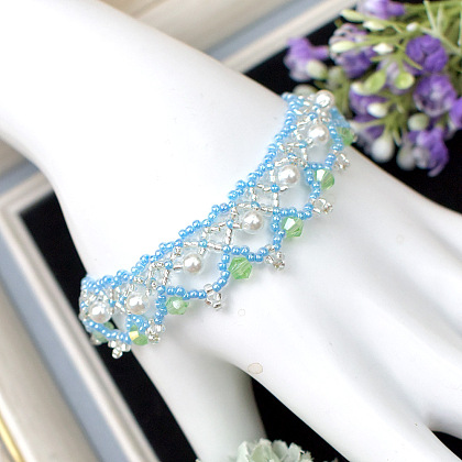 Кружевное ожерелье из голубых бус и жемчуга-5