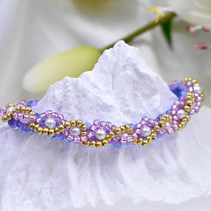 Браслет из разноцветного бисера со стеклянной жемчужиной