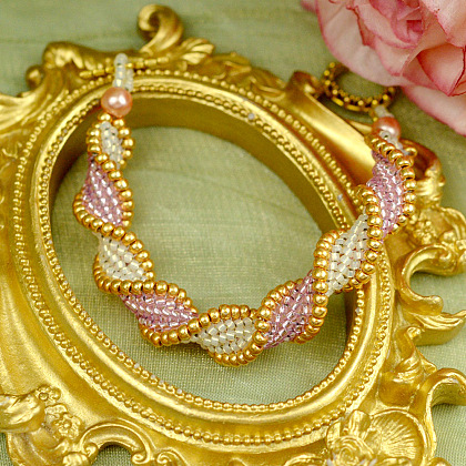 Трехцветный летний браслет из спиральных бисера с семенами