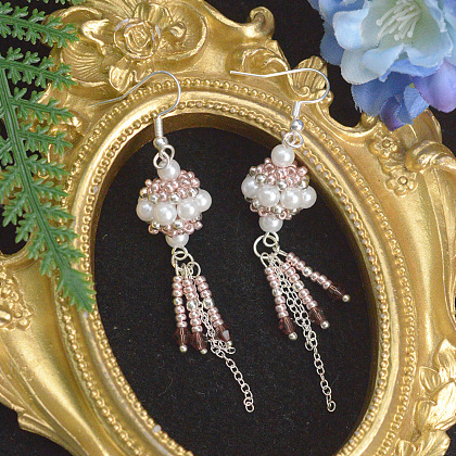 Серьги-подвески из бисера и жемчуга