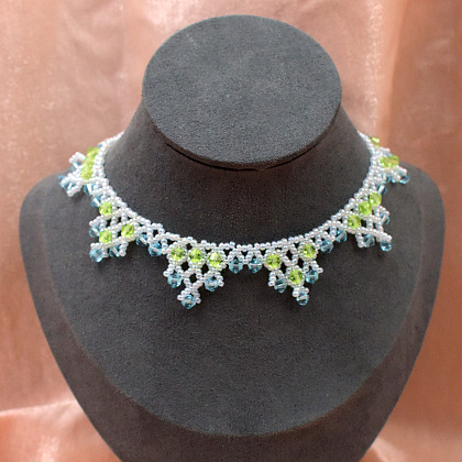 Ожерелье из кружева и стеклянных бусин-7