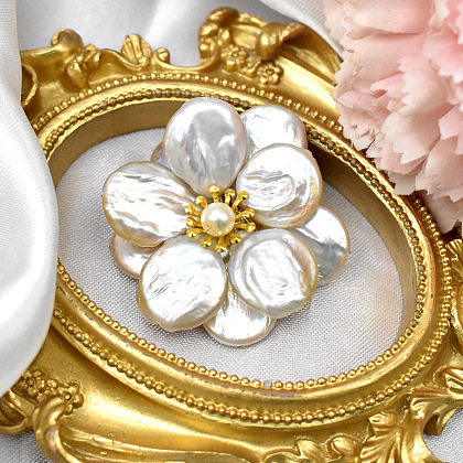 Брошь из бисера и жемчуга в стиле барокко