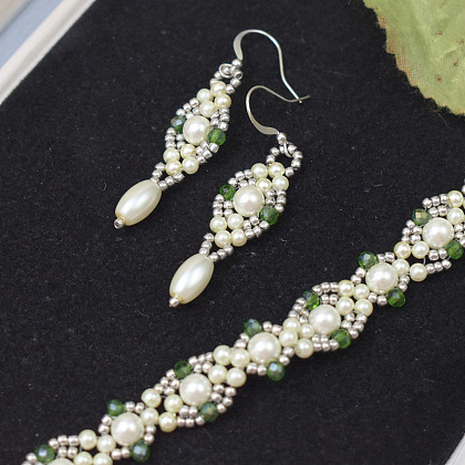 Комплект украшений из бисера и жемчуга
