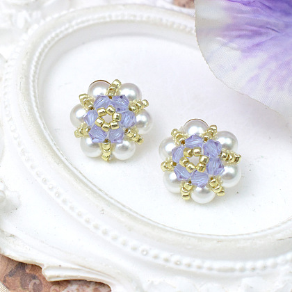 Серьги из бисера с жемчужными цветами