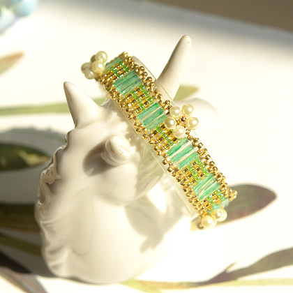 Браслет из цветочных семян и стекляруса