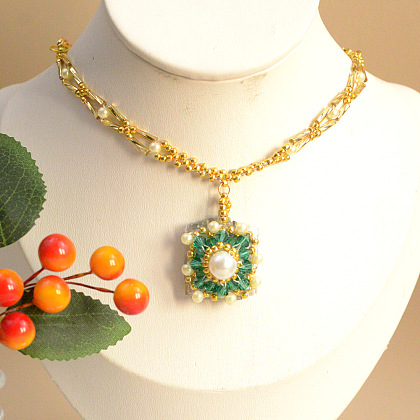 Квадратный кулон из зеленого стекла и жемчужных бусин