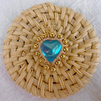 Подвеска в форме сердца с шариковыми цепочками