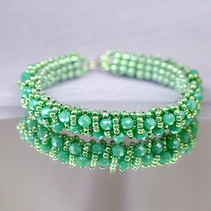 Браслет из зеленого стеклянного бисера