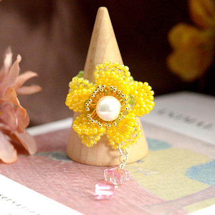 Бисерное кольцо зимний жасмин