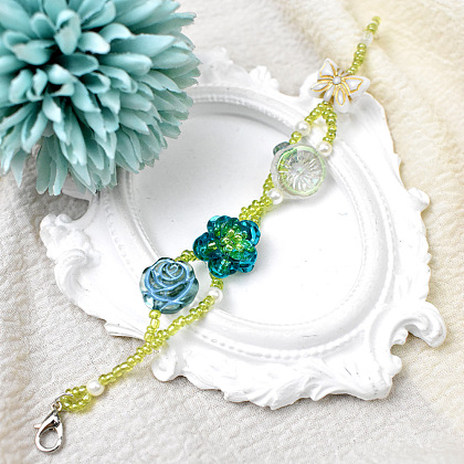 Весенний браслет с пайетками и цветами