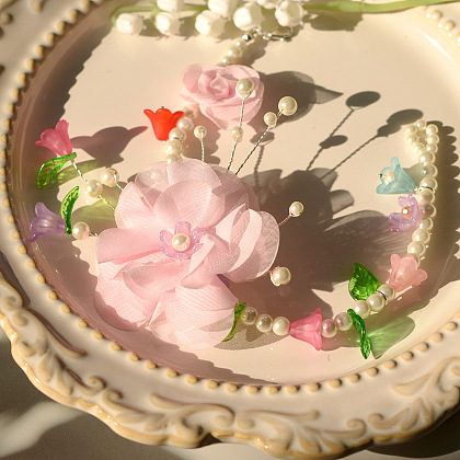 Браслет из жемчуга и цветка из ткани