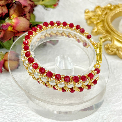 Красно-золотой браслет с жемчугом и стеклянными бусинами