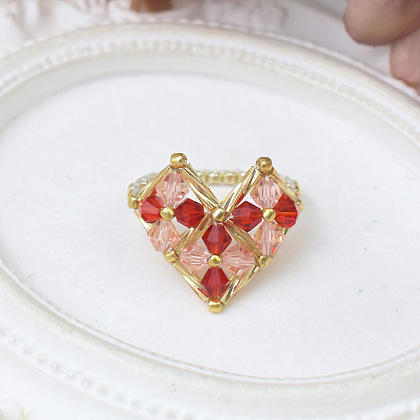 Кольцо из красного сердца с бусинами из стекла и стекляруса