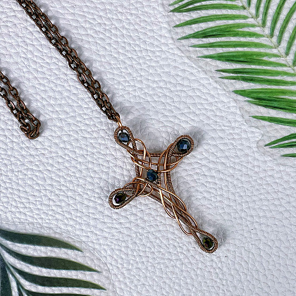 Pendentif croix en fil enroulé avec perles rondelles en verre-5
