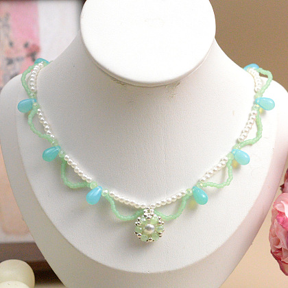 Ожерелье в форме капли из стекла и бисера.