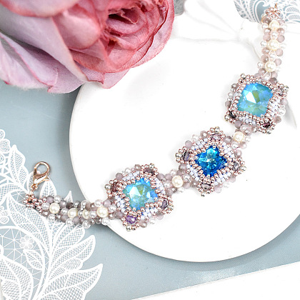 Браслет из бисера и бриллиантов в морском стиле